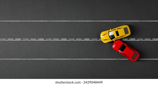 Pamja e sipërme e makinave të kuqe dhe të verdha që përplasen dhe përplasen në sfond gri të errët