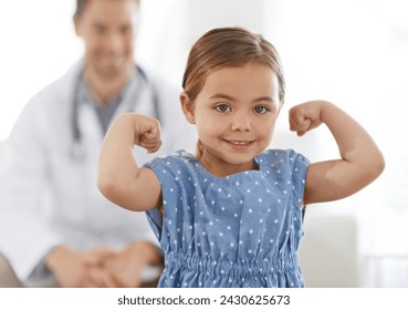 Pediatra, bambino e braccio con flessibilità per la crescita, coraggioso e forte, felice per il trattamento. Medico, sorriso e bambino in clinica con successo per i risultati dei test, la consulenza o il sistema immunitario sano.