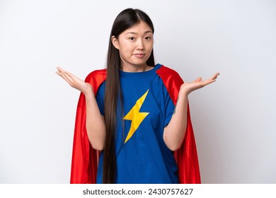 Superheld Chinese vrouw geïsoleerd op witte achtergrond twijfelt terwijl ze haar handen opheft