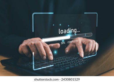 Performanse brzine učitavanja interneta na zaslonu prijenosnog računala. Web veza velike brzine. Koncept tehnologije brze internetske veze. Programeri rade s mjerenjem brzine preuzimanja s interneta