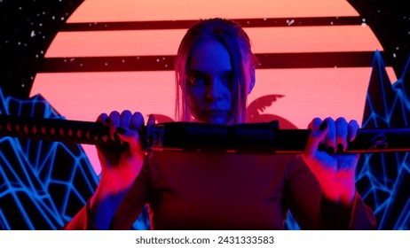 Pessoa contra uma grande parede digital em estúdio. Mulher com espada japonesa katana posa em frente a uma tela digital neon cyber gráfico visual de fundo, close up.