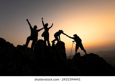 Die Silhouette einer Gruppe von Touristen hilft beim Erklimmen von Klippen und Bergen. Bergsteiger im Teamwork erklimmen Gipfel und überwinden Schwierigkeiten, Teamwork-Konzept mit helfender Hand für Geschäftsreisen.