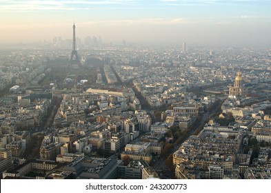 Antena sobre la vista superior de París (Francia) en la niebla. Famosa hermosa Torre Eiffel (tour Eiffel) en el fondo.
