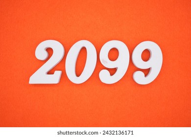 Le fond est en feutrine orange. Les chiffres 2099 sont en bois peint en blanc.
