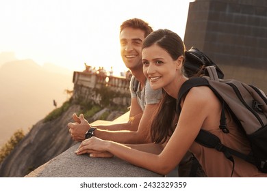 Voyage, pont ou couple heureux en vacances avec vue pour souvenir de vacances, coucher de soleil ou visite de la ville. Amour, tourisme et homme romantique avec une femme pour une aventure en plein air à Rio de Janeiro, Brésil