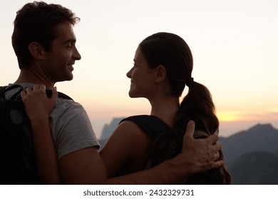 Randonnée, câlin ou couple heureux en vacances au coucher du soleil avec le sourire pour souvenir de vacances, soutien ou tourisme. Amour, tourisme ou homme romantique avec une femme pour aventure ou voyage à Rio de Janeiro, Brésil