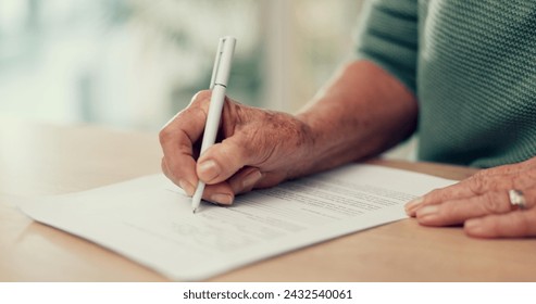 Mani, carta o persona con contratto da firmare su richiesta o documenti per testamento, assicurazione sulla vita o informazioni sul divorzio. Scrittura, primo piano o penna con firma per conformità, modulo o contratto di titolo di proprietà.