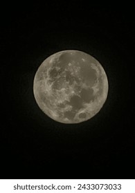Prise sur fond d’obscurité totale, cette superbe image présente la lune dans toute sa gloire céleste.