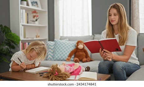 Eine kaukasische Mutter und ihre kleine Tochter sind zu Hause in ein herzerwärmendes Bilderbuch vertieft und zeichnen freudig in ihrem Notizbuch inmitten einer gemütlichen, vertrauten Inneneinrichtung.