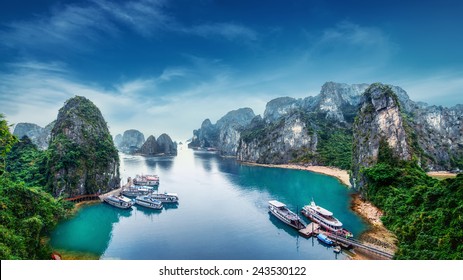 ハロン湾、南シナ海、ベトナム、東南アジアで石灰岩の岩の間に浮かぶ観光ジャンク