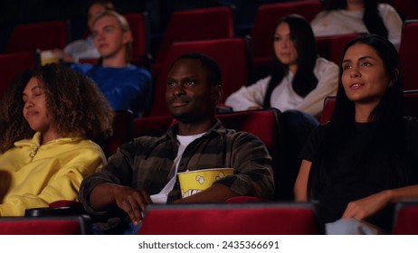 E Grupp vu laache Frënn, déi e Film an engem Kino kucken, Frënn, déi e Film genéissen a laachen, e Grupp vu Frënn an engem Kino e Film kucken a lächelen. En exzellente Film an en talentéierte Regisseur.
