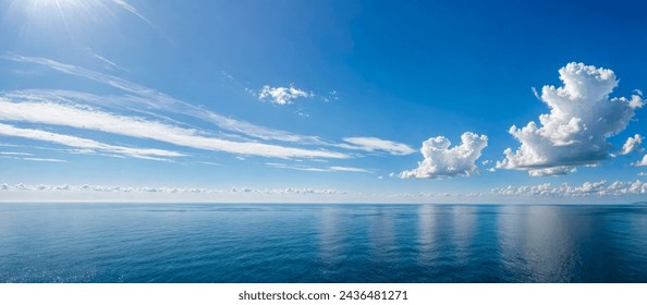 oceán horizont nebe. jemný pohyb vody zvyšuje klidnou atmosféru, zatímco mraky se dotýkají jemných odstínů soumrakového světla