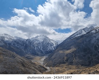 Nori peste Himalaya, peisaj montan, Nori si munti
