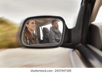 Pár, auto a zrcadlo na roadtrip s cestováním za dobrodružstvím, dovolenou a reflexi se štěstím v přírodě. Žena, muž a jízda v dopravě na prázdninovou cestu, turistiku nebo líbánkovou cestu