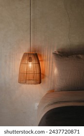 豪華なロビーに足を踏み入れると、磨かれた大理石の床と美しいシャンデリアが洗練された優雅な雰囲気を醸し出しています。空気は新鮮な花の繊細な香りで満たされ、