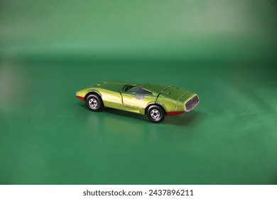 ročník 1970 hračka dodge zmije hračka na zelené