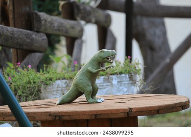 T-rex egy fa asztalon