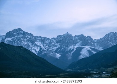 甘粛省武威市のマヤ雪山 - 風景を背景にした青い空