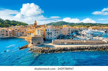 Avrupa'nın popüler seyahat noktası olan Saint-Tropez, Provence, Cote d'Azur şehrinin görünümü