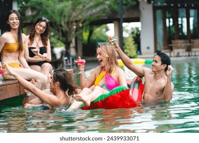 夏休みの休日に楽しい友情のライフスタイル、プールの水パーティーに参加する若い白人女性と男性の友人グループ、水着ビキニを着た女性、屋外で楽しむ笑顔の女の子
