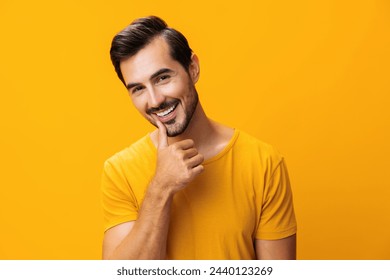 Bărbat zâmbitor fundal portret stil de viață modă gest studio la modă