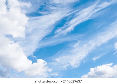Cielo azzurro brillante e sereno con cirri bianchi