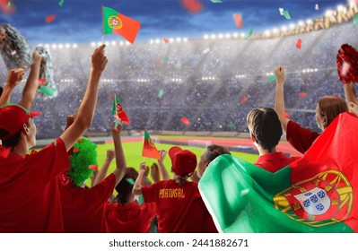 Portugal Fussball Supporter um Stadion. Portugisesch Fans um Fussballsterrain kucken d'Equipe spillen. Supportergrupp mat Fändel an Nationaltrikot jubelen fir Portugal. Championnat Spill.