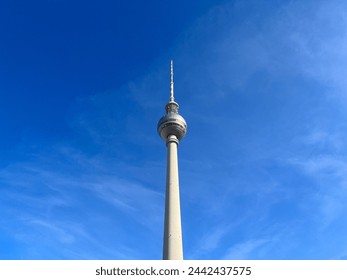 Berlin Fernsehturm з блакитним небом у фоновому режимі, Німеччина