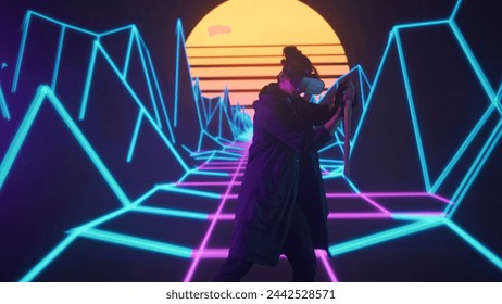 Pessoa contra uma grande parede digital em estúdio. Homem em óculos vr com espada japonesa katana atua em frente a uma tela digital neon gráfico visual de fundo.