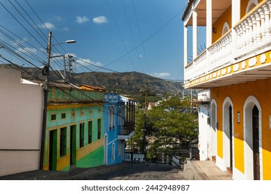 HONDA, COLOMBIE - 12 JANVIER 2024 : Belles rues anciennes de la ville patrimoniale de Honda située dans le département de Tolima en Colombie