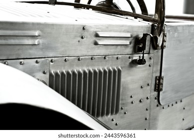 Klasik bir otomobilin motor kaputu