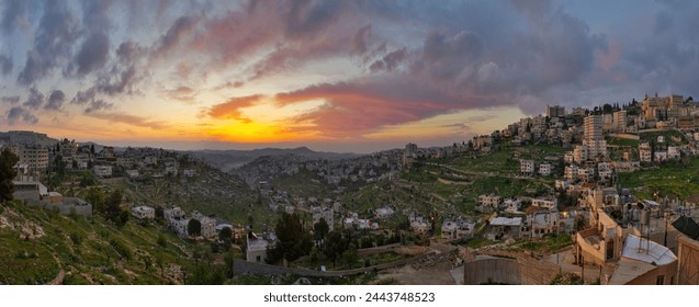 Matahari terbit di Israel dan Palestina, pemandangan yang damai di waktu fajar. Lampu-lampu malam di kota tua bersejarah Bethlehem di wilayah Palestina di Israel. Kota Bethlehem di pagi hari.