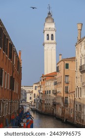 Güneşli bir kış gününde Piazza San Marco meydanına yakın San Giorgio dei Greci Kilisesi, Venedik, Veneto, İtalya