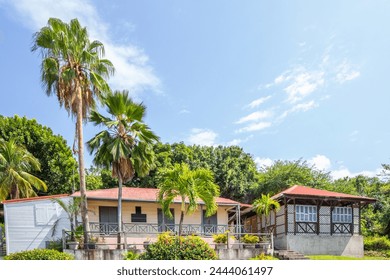 Deshaies, Guadeloupe, Karayipler, Fransız Antilleri'ndeki bir sokaktaki tarihi Karayip ahşap binaları
