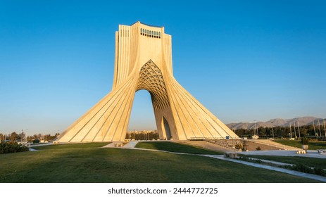 Turnul Azadi sau Turnul Libertății cunoscut anterior ca Turnul Shahyad în zorii zilei din Teheran, Iran.