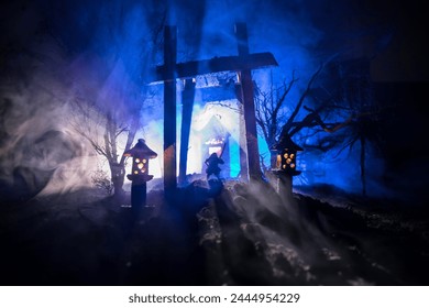 Kreativ Konschtdekoratioun. Abstrakt japanesche Stil Holztunnel an der Nuecht. Nuetszeen am Fantasiebësch. Selektiv Fokus