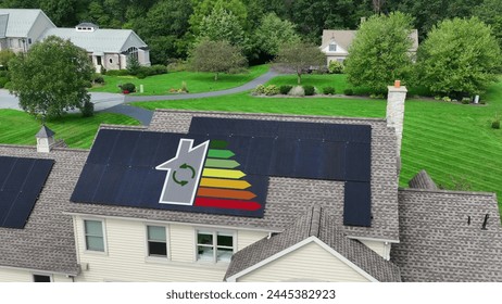 Casa con pannelli solari e grafico di classificazione energetica sul tetto. Grande casa in un quartiere degli USA con efficiente fonte di energia rinnovabile. Vista aerea