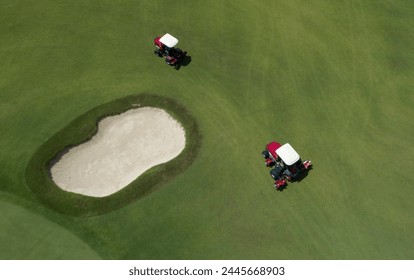 priveliștea uluitoare a munților maiestuoși care încadrează fairway-urile curate, creând un paradis pentru golf, ca oricare altul, cu lucrul în echipă acum
