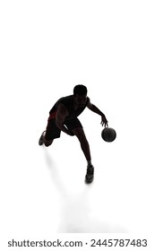 Siluet pemain bola keranjang bergerak dengan bola, menjadikan atlet bermain terpencil di latar belakang putih. Konsep sukan profesional, pertandingan, permainan, kejohanan, aksi