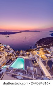 Mesto Thira na ostrove Santorini v centrálnom Egejskom mori, Grécko.