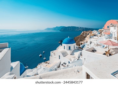 Výhľady na Oia, ikonický západ slnka na gréckom ostrove Santorini v súostroví Kyklady, Egejské more, Grécko.