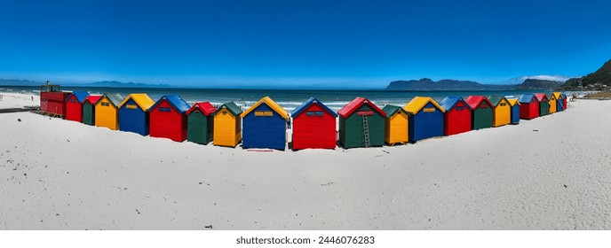 ภาพพาโนรามาของกระท่อมชายหาดสีสันสดใสบนหาด Muizenberg เมือง Cape Town ประเทศแอฟริกาใต้ แอฟริกา