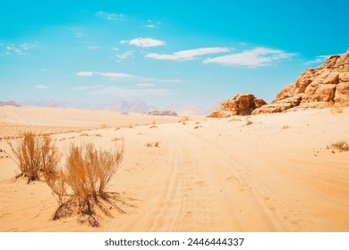 Scenic Wadi Rum Wüst Panorama am waarme sonnegen Dag mat Autobunnen um Sand. Berühmte Filmplaze vu Filmer wéi Star Wars; de Marsmann