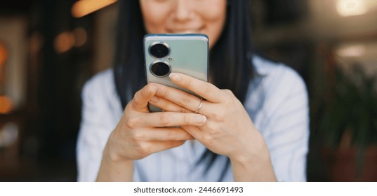 Manos, mujer y teléfono para enviar mensajes de texto, primer plano o feliz para un video divertido, meme o blog web de cómics. Chica, persona japonesa y teléfono inteligente para escribir, desplazarse o hacer clic para leer notificaciones en las redes sociales