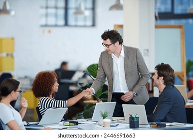 Colaboração, negócios e agradecimento no local de trabalho pela carreira em empresa iniciante, reunião e seminário. Homens, mulheres e aperto de mão na mesa com laptop para o sucesso, planejamento e boas-vindas ao novo membro da equipe