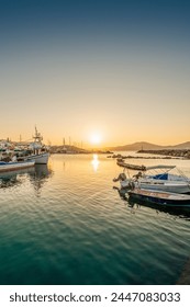 Naousa, v severovýchodnom rohu ostrova Paros, v súostroví Kyklady, Egejské more, Grécko.