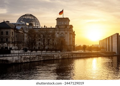 Zgrada Rajhstaga i okrug Bundestaga u Berlinu - Nemačka tokom zalaska sunca