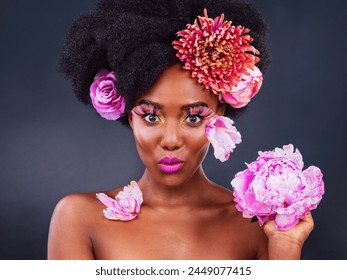 Makeover, bunga dan potret wanita kulit hitam afro di studio pada latar belakang gelap untuk kosmetik semula jadi. Kecantikan, wajah atau solek dan model muda dengan protea dalam rambut untuk kesihatan estetik di spa