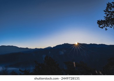 Vista mozzafiato dell'alba dal monte Alishan, Taiwan. L'Area panoramica nazionale di Alishan è un rifugio montano e una riserva naturale situata nella municipalità di Alishan, nella contea di Chiayi, Taiwan.