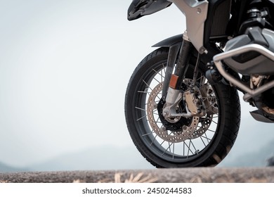 Parte di una bici da turismo Bici da conducente. Parcheggio sulla strada durante il giorno con buona luce. E c'è spazio per copiare lo spazio per il testo.
